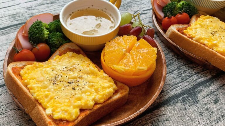 サラリーマンが出勤前に作る朝ごはん【たまごどっちゃりピザトーストとフルーツ】