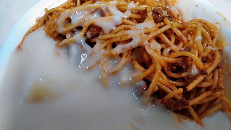 裏メニュー：牛肉のボロネーゼのパスタにクリームシチュー