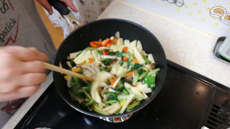 【アラフィフおでぶの料理】炒り玉子入り野菜炒めの中華餡かけ&手羽先のカレー味の唐揚げを作る！😄
