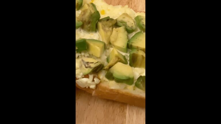 【自炊2年目の料理日記】アボカドタルタルトースト美味すぎてドローンのように飛んだ #Shorts