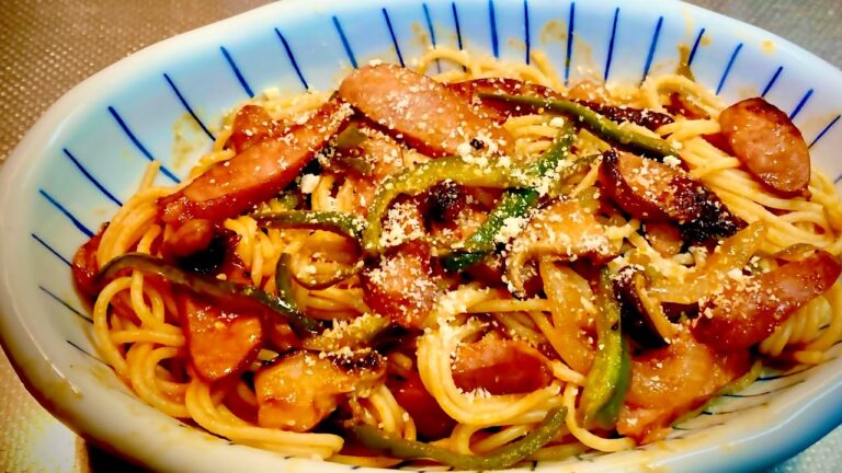 【ナポリタン】オリーブオイルと隠し味でコクが増し、麺の茹で汁を加えることでまろやかになりました。