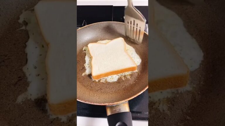 【一人暮らし必見！フライパン１つで出来る簡単こんがり焼きチーズトースト】#shorts