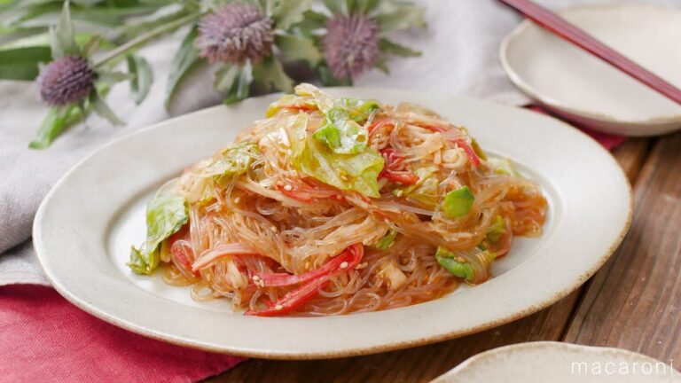 【レタスとカニカマの韓国風春雨サラダ】レタスでシャキシャキ食感！やみつきな辛味♪｜macaroni（マカロニ）