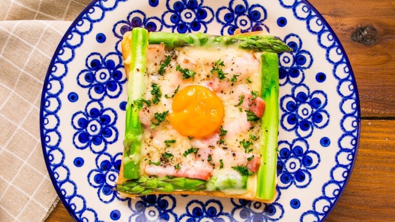 朝食にぴったり！半熟卵のカルボナーラトースト