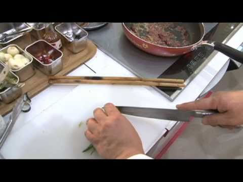 サラミとニンニク、アラビアータソースのカラブレーゼ風