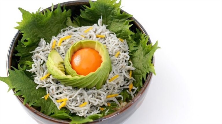 5分で簡単！【アボカドしらす丼】柚子の香り添えて。絶品和風丼レシピです！