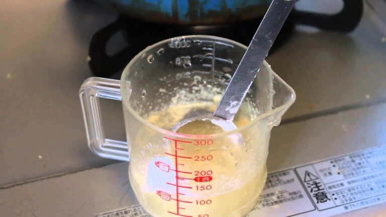 片栗粉と鶏ガラスープの素であんかけのあん作り