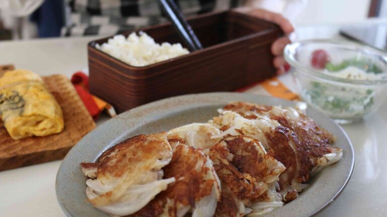 【お弁当作り】また食べたいと旦那からリクエストきたっ！玉ねぎとひき肉のガレット＃884