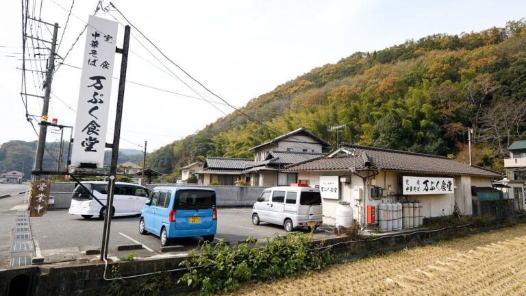 ポツンと大盛り大衆食堂！まさかのガッツリ系ボリューム満点定食が魅力的過ぎた丨Japanese Good Old Diner