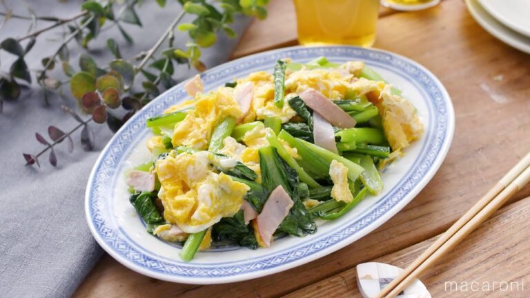 【小松菜とハムと卵の中華炒め】オイスターソースで中華風に！ボリューム満点おかずレシピ♪｜macaroni（マカロニ）