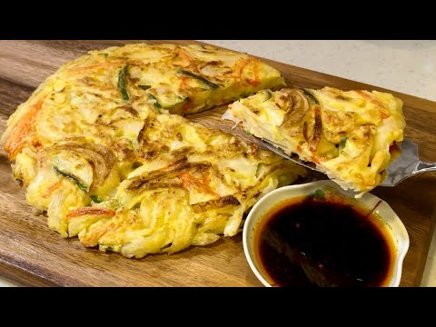 【简单！洋葱饼】(ENG SUB) みずみずしく、柔らかい新玉ねぎ、小麦粉と卵があれば、あっという間に作れる。超簡単！