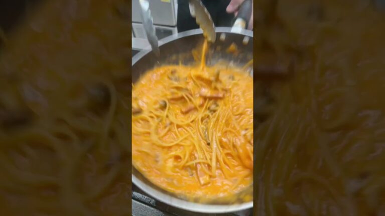 🍴料理人が作るワンパンパスタレシピ🍴"ベーコンとキノコのトマトクリームパスタ"簡単なのに絶品‼️洗い物も少ない一石二鳥😁