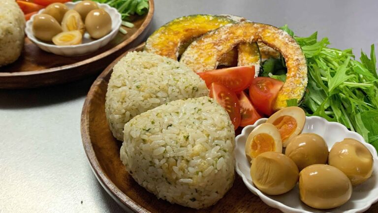 サラリーマンが出勤前に作る朝ごはん【悪魔のおにぎりとうずらの煮玉子】