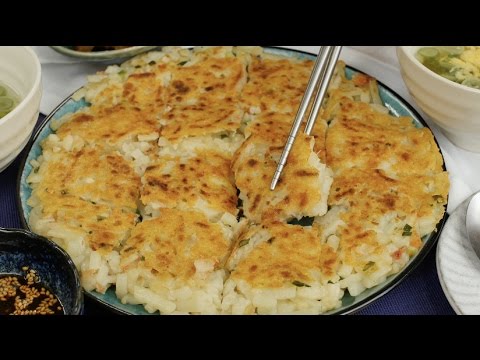 表面カッリカリッ！焼きチーズのうどんチヂミ！