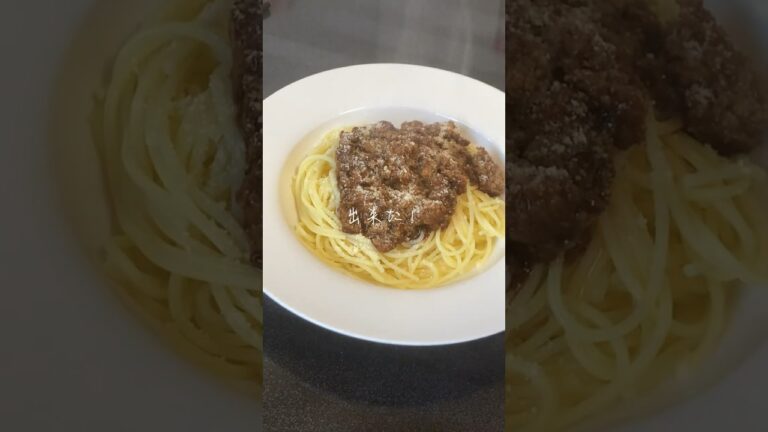 テレビでやってたセブンイレブンの金のハンバーグを潰してボロネーゼにするやつやってみた。確かに美味いっすこれ。 #おうちごはん #金のハンバーグ #ボロネーゼ