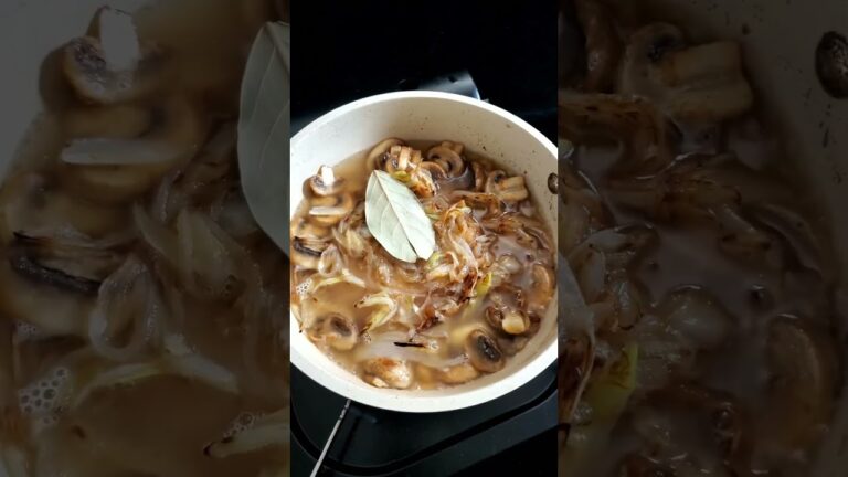 マッシュルームと長ネギのポタージュ🍄　#フランス料理 #スープ #スープレシピ #ポタージュ #おうちごはん #キノコ
