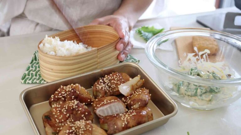 【お弁当作り】ごはんが進む味付け！甘辛くて美味しい新玉の肉巻き弁当bento＃787