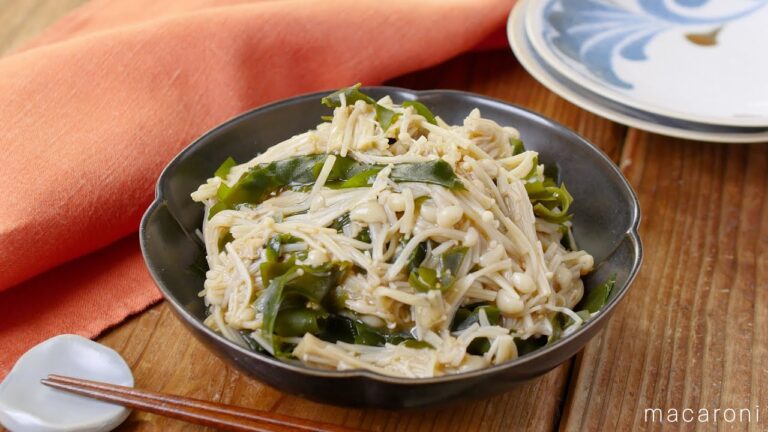 【えのきとわかめのポン酢ナムル】あとひと品がたりない時に！レンジで加熱したえのきとわかめをポン酢とごま油で和えるだけ♪｜macaroni（マカロニ）