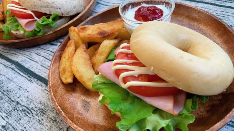 サラリーマンが出勤前に作る朝ごはん【ベーグルサンドとフライドポテト】
