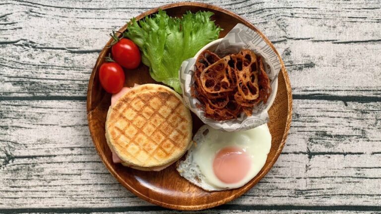 サラリーマンが出勤前に作る朝ごはん【ハムチーズイングリッシュマフィンとレンコンチップス】