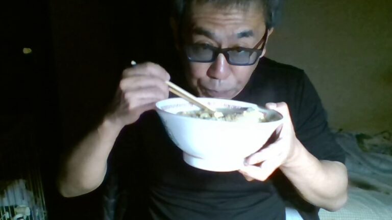 白菜、卵入りサッポロ一番塩ラーメンを食べる。
