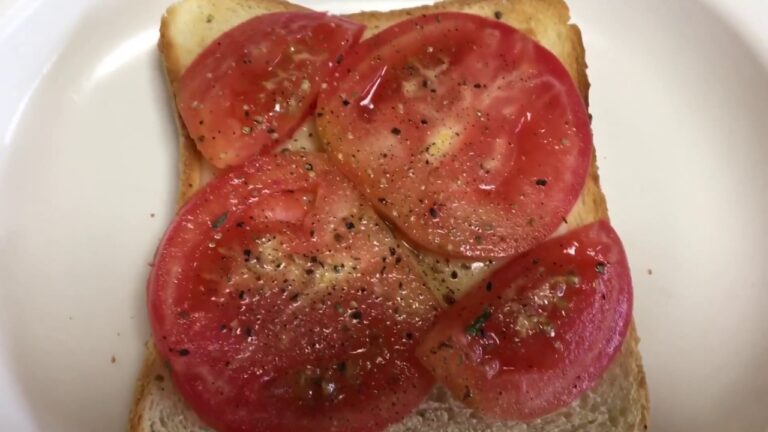 【最後の朝ごはん】完熟トマトのせチーズトースト、牛乳、8月11日---古民家風の家