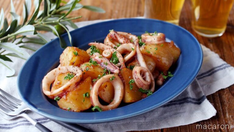 【いかとじゃがいものガリバタ炒め】にんにくとバターの香りがたまらない！おつまみにも♪｜macaroni（マカロニ）