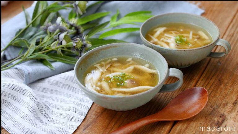 【きのことしょうがの中華風スープ】体温まる！きのこの旨み凝縮♪｜macaroni（マカロニ）