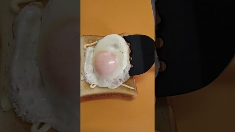 エッグマヨトースト 目玉焼きオン うまいから作ってみて〜！