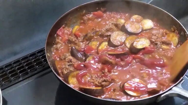 《健康で文化的な最低限の食事》牛肉と茄子のトマト煮込みパスタ。　生活保護飯