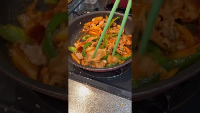 玉ねぎピーマン豚肉で作るピリ辛ニンニク丼を作ってみました。