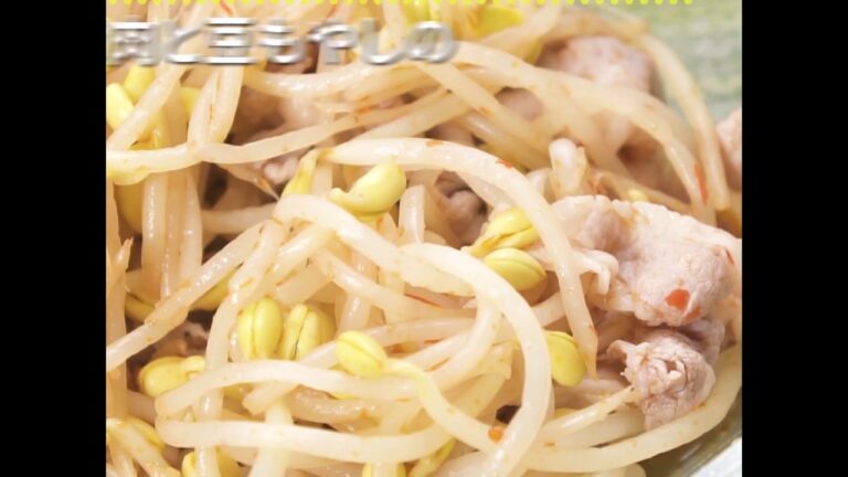 豆板醤の辛味とごま油の香りがアクセント 豚肉と豆もやしのピリ辛あえ ｜ moguna[モグナ]