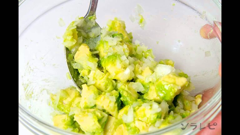 数秒でわかる「サーモンとアボカドのタルタル」の作り方