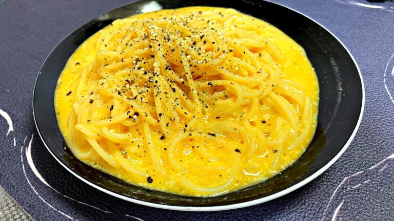 【フライパン不要】卵と粉チーズだけで作れる、「カルボナーラ」の作り方