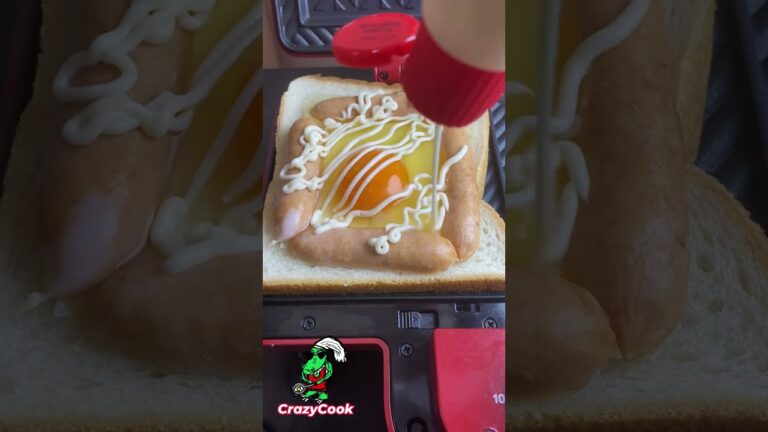 とろ～りチーズが溢れるソーセージエッグホットサンドを作ってみた#shorts