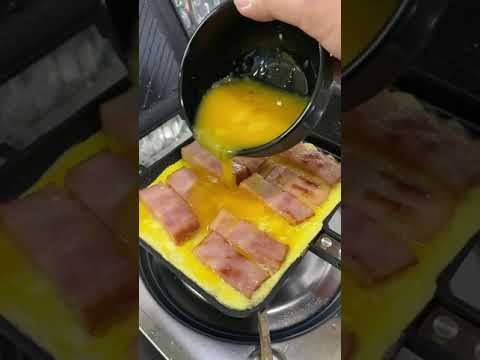 【卵ベーコンとハイボール】厚切りベーコンと溶き卵をホットサンドメーカーでシンプルに焼いて食べて、ハイボールを飲むだけの動画 #Shorts