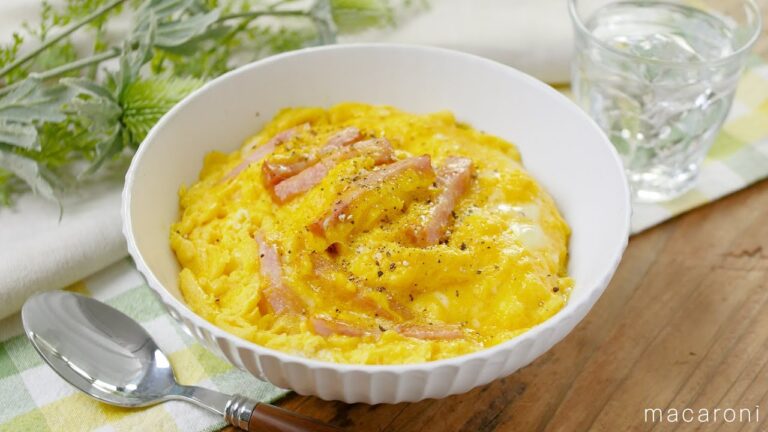 【カルボナーラ丼】とろとろ卵がたまらない♪溶いた卵にベーコン、粉チーズを加えて作る！パスタじゃなくても！ご飯に合う｜macaroni（マカロニ）