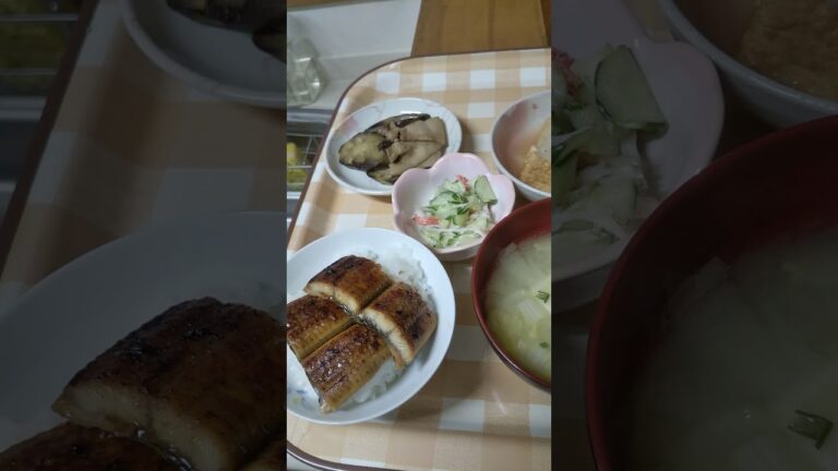 晩御飯 鰻丼 白菜とお豆腐のお味噌汁 厚揚げの煮物 きゅうりとカニかまサラダ なすと豚肉の醤油炒め りんご 漬物