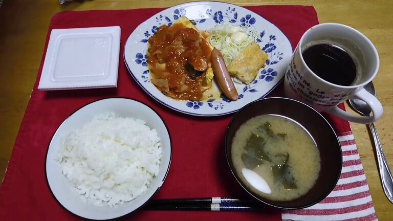 【朝ご飯】今日の朝ごはん。玉子焼きのトマトソースあえ。納豆