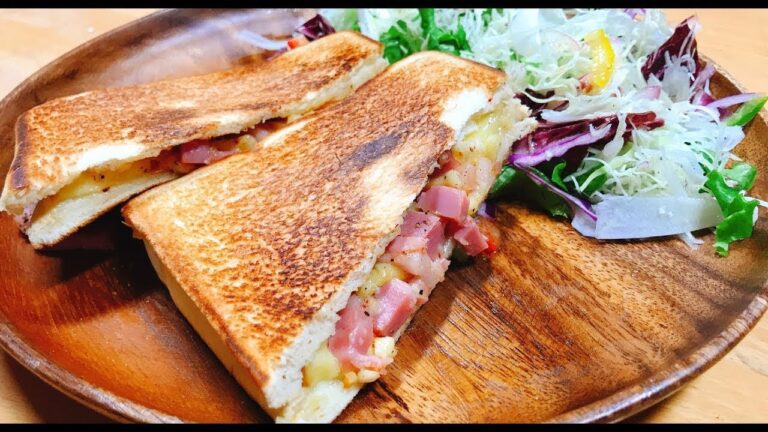 トロットロのチーズが最高‼調理時間５分の超簡単スモークチーズベーコンホットサンド‼