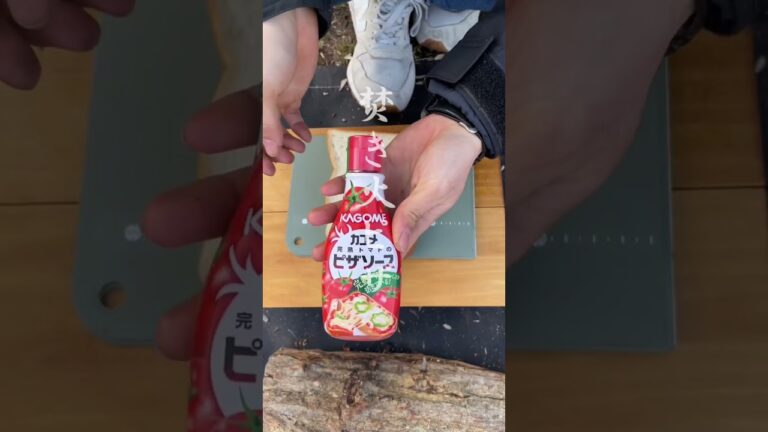 【キャンプ飯】焚き火で簡単ピザトースト#キャンプ#焚き火#キャンプ飯#shorts