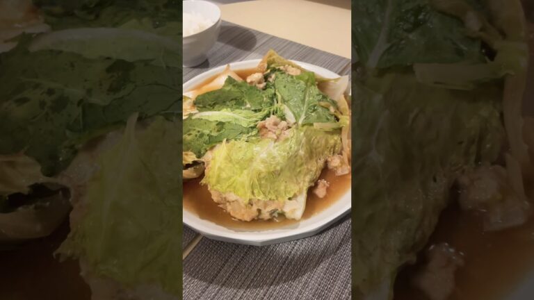 白菜とひき肉の重ね蒸しな晩ごはん。#男子ご飯 #料理男子 #料理勉強中 #おうちごはん #クッキングラム #自炊男子 #よるごはん日記 #暮らしを楽しむ #白菜レシピ #ひき肉レシピ