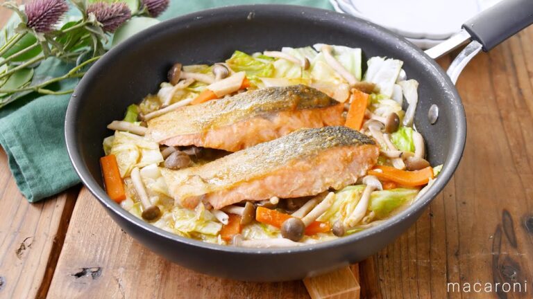 【鮭のみそちゃんちゃん焼き】フライパンをそのまま食卓へ！甘めのみそダレでご飯が進む♪｜macaroni（マカロニ）