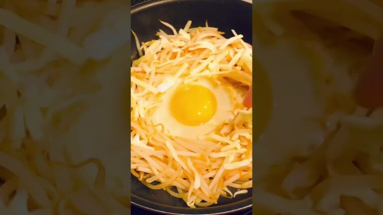 もやし、ミックスチーズ、卵。それに刻みネギと調味料があればダイエット飯の完成！ #shorts