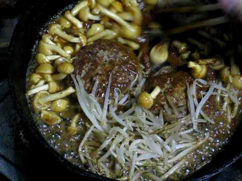 煮込みハンバーグ　きのこソース