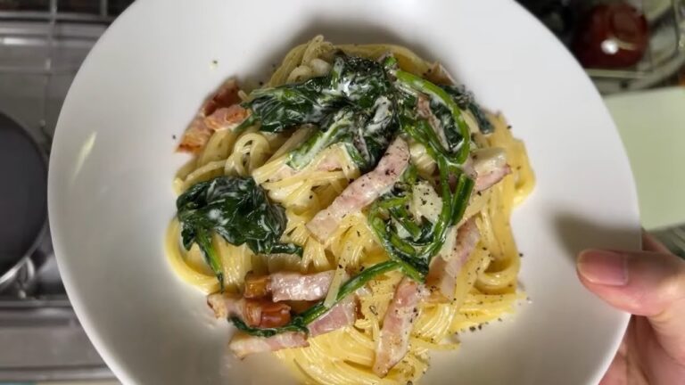ほうれん草とベーコンのクリームパスタ作る。
