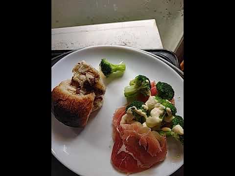 生ハムとブロッコリーのサラダの朝食