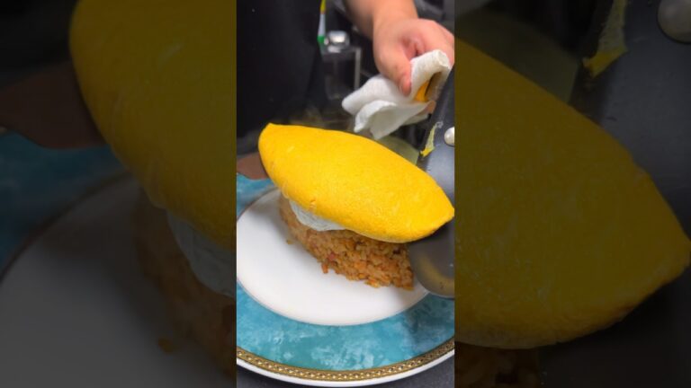 全国大会で優勝した日本一おいしいオムライス🍳カマンベールチーズ丸ごと1個と半熟とろとろオムレツがどかんとのってる！ #愛知グルメ