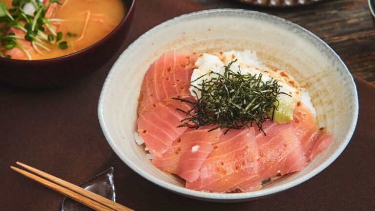 ドレッシングでさっぱり！マグロの山かけ丼