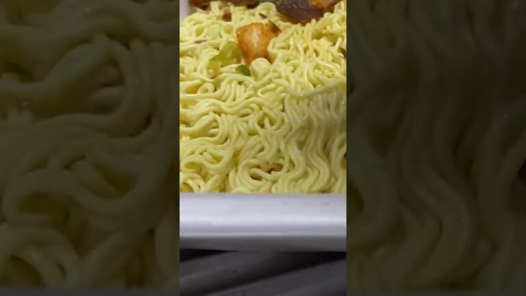 【#飯テロ】でかまる ガッツリニンニク風味 旨辛豚キムチ焼きそば【＃Shorts ＃食事】